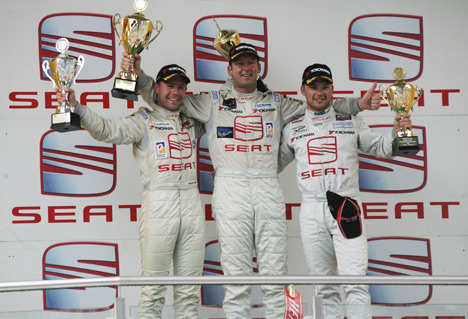Christoffer Nygaard (tv) er opsat på gode resultater på Norisring i weekendens Seat Cup. I seneste løbsrunde kørte han sig frem til to 2. pladser.